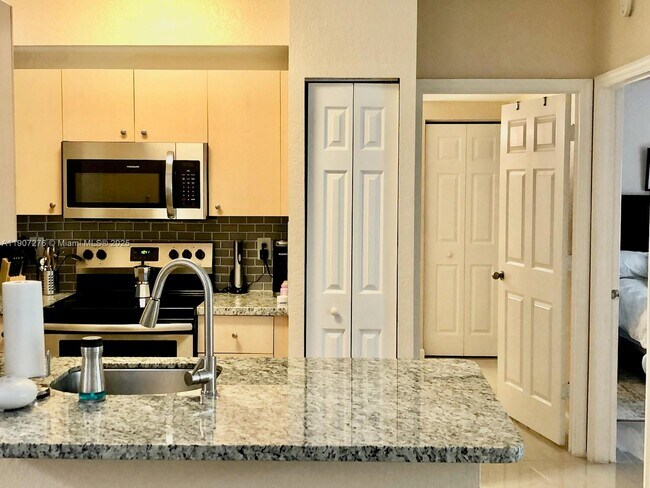 Building Photo - 2532 Centergate Dr