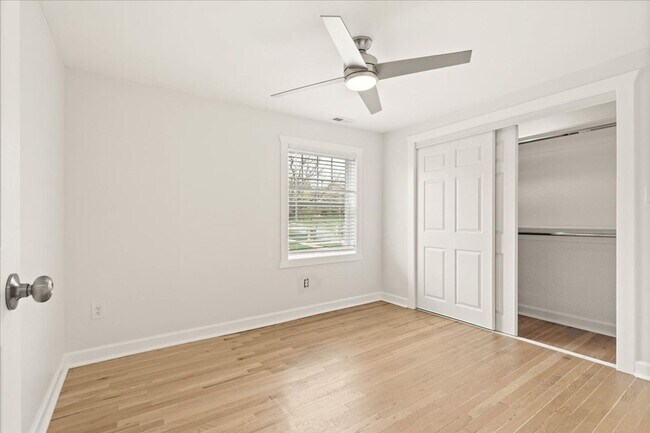 Building Photo - AVAILABLE NOW! 2 Bedroom 1 Bathroom Duplex in Kansas City $1400