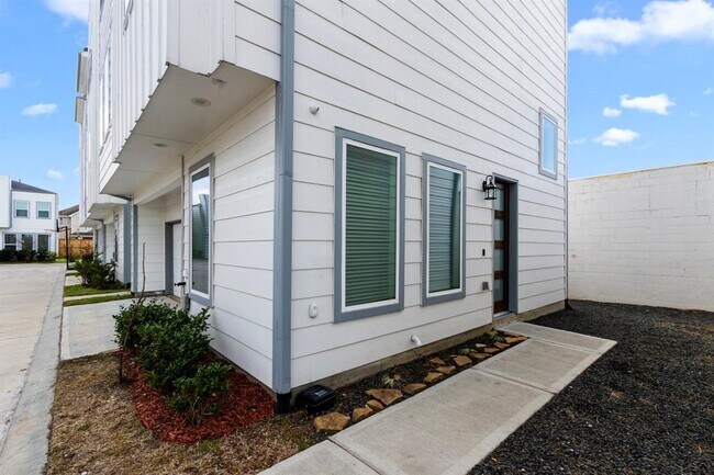 Building Photo - 1739 Cove Cres Ct