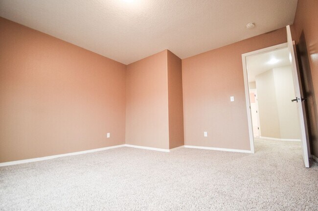 Building Photo - Move In Special!  $1000 Off!  Beautiful Spacious Home!
