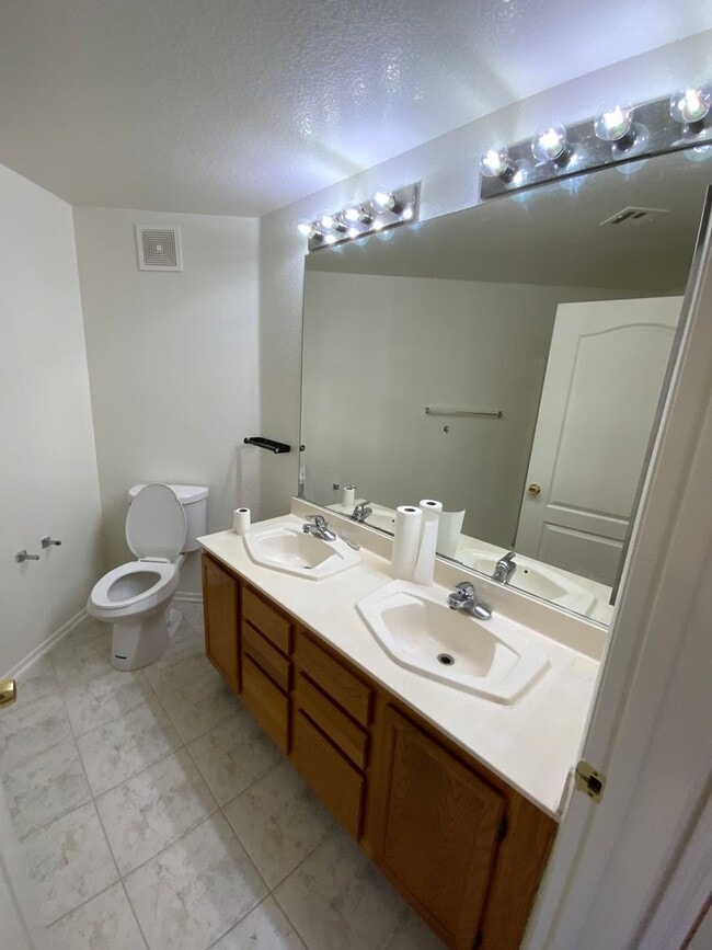 Building Photo - GREAT 1 STORY CONDO MINUTES FROM THE STRIP