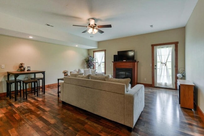 Building Photo - Beautiful 3 Bedroom 2.5 bathroom with gara...