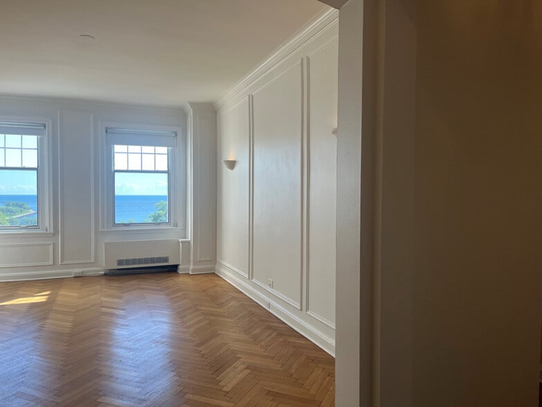 Building Photo - 925 E Wells St