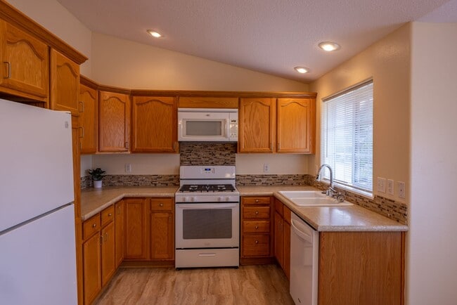 Building Photo - One Level Ranch Home - Three Bedrooms / RV...