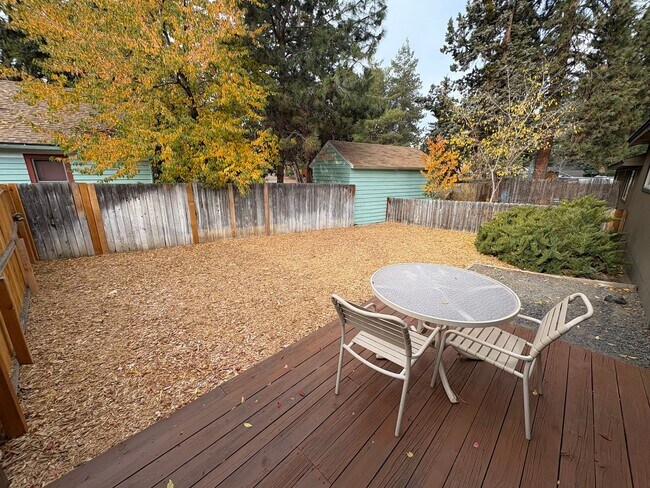 Building Photo - 2 Bed/1 Bath Unit Located in SE Bend Triplex