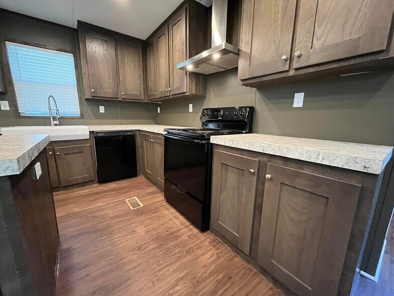 Building Photo - 106 E Semands St