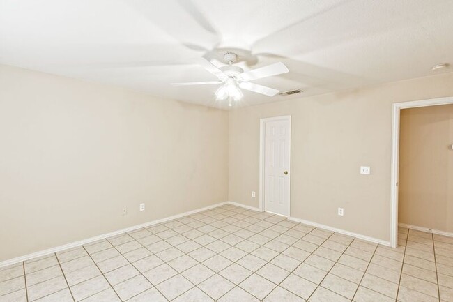 Building Photo - 933 Farmington Rd