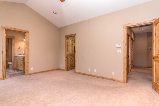 Building Photo - Award-winning, custom-built home in the highly-desired Cascade View Estates