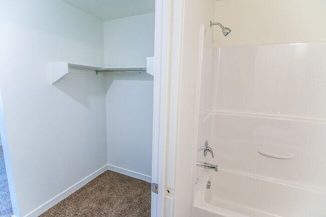 Building Photo - THE LOCHS! Gorgeous Townhome First Month Free