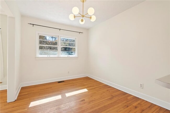 Building Photo - 3006 Hollywood Dr