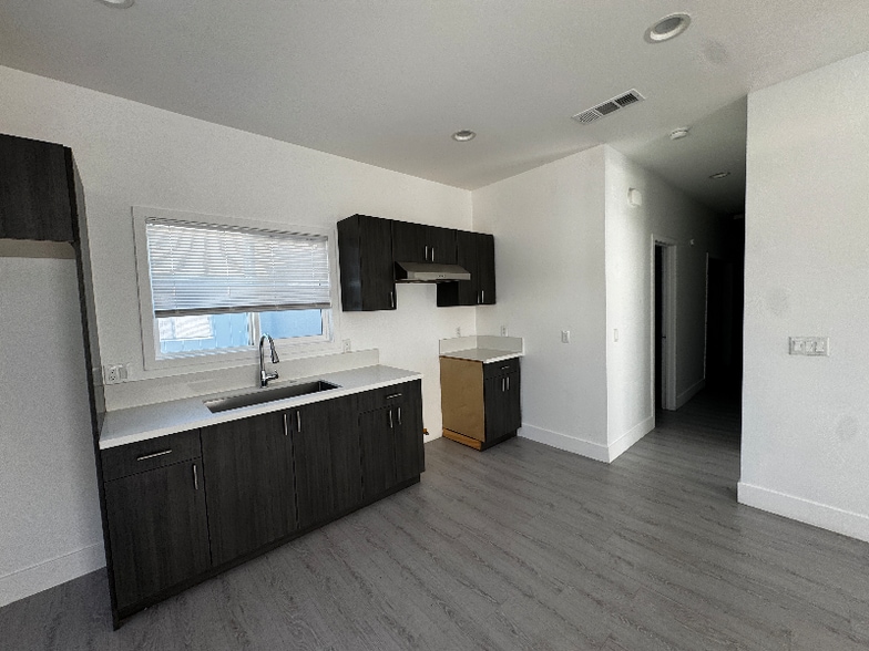 Building Photo - 3291 Del Rey Dr