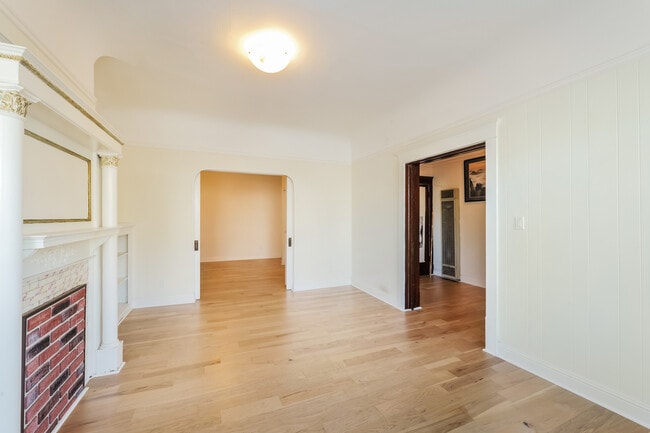 Building Photo - 614 7th Ave