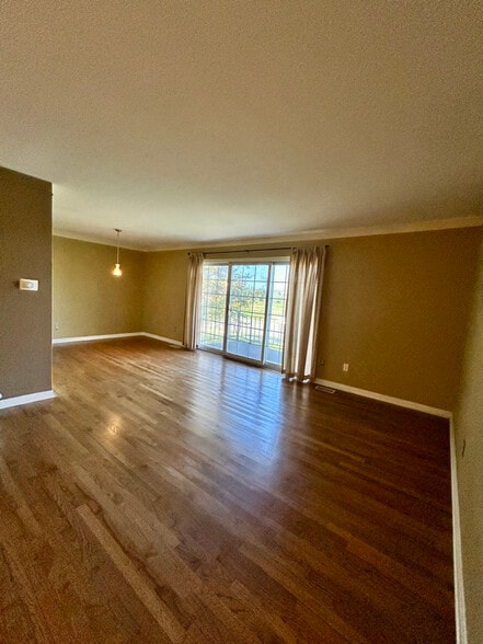 Building Photo - 426 N Fox Hills Dr