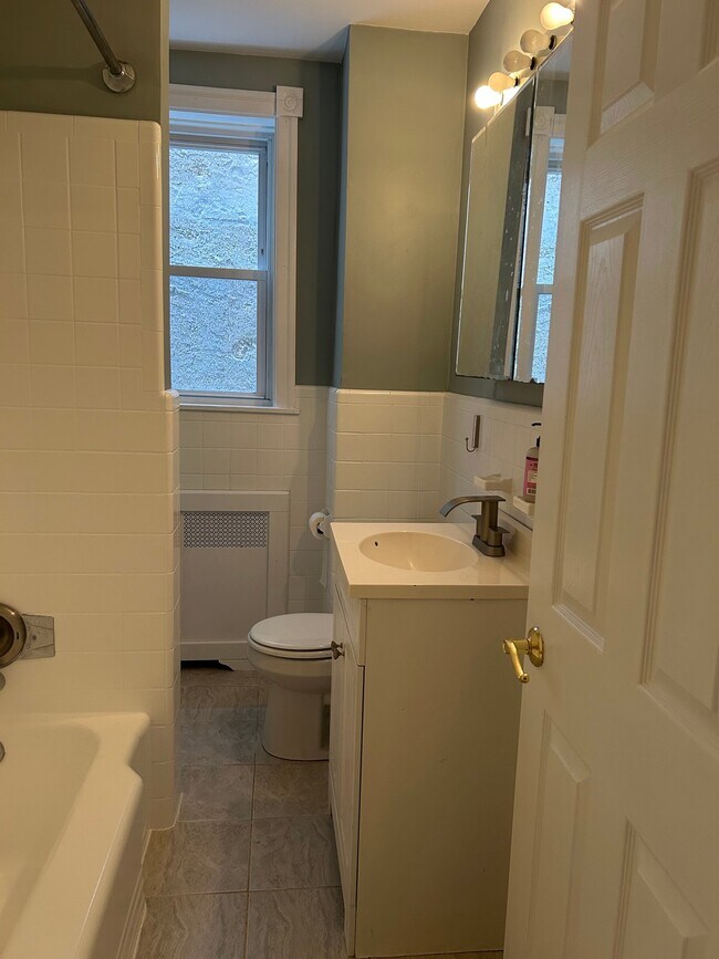 Building Photo - 422 Martin St