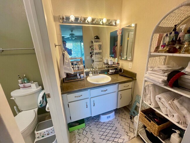 Building Photo - Gorgeous South West Escondido Home! $4,200/Month.  Pets Allowed - Text 619-889-8400