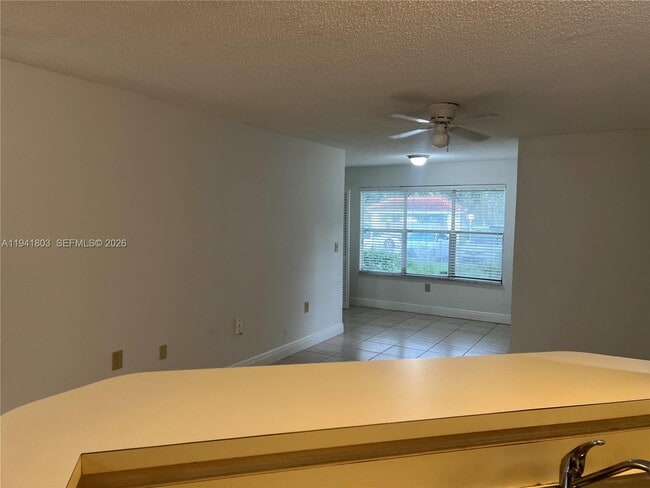 Building Photo - 643 Vista Isles Dr