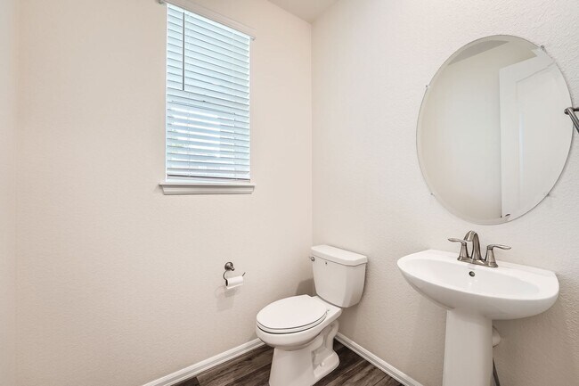 Building Photo - Beautiful 3 Bedroom Home in the desirable ...