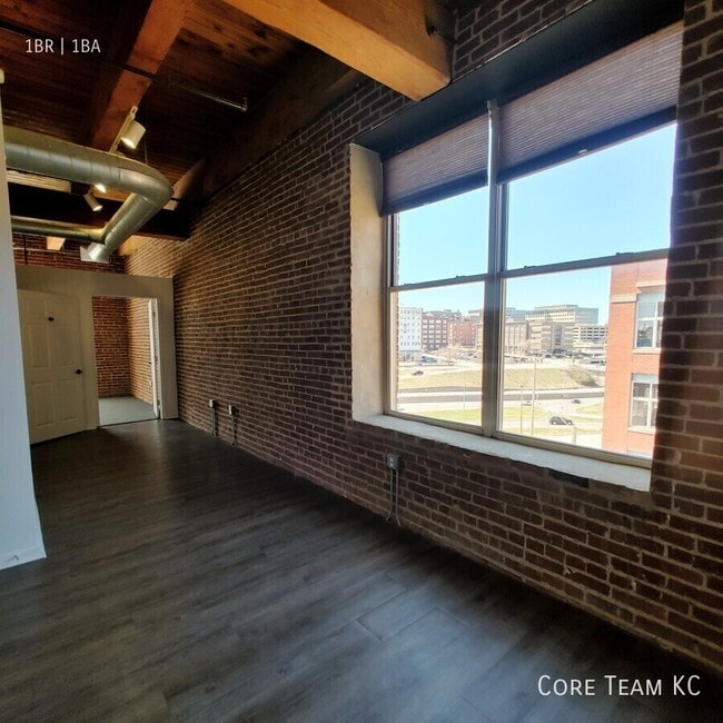 Building Photo - 202 W 5th St