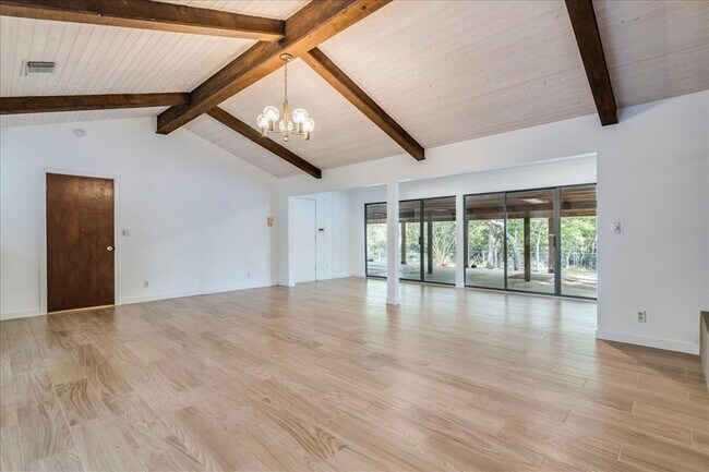 Building Photo - 904 Willow Creek Cir