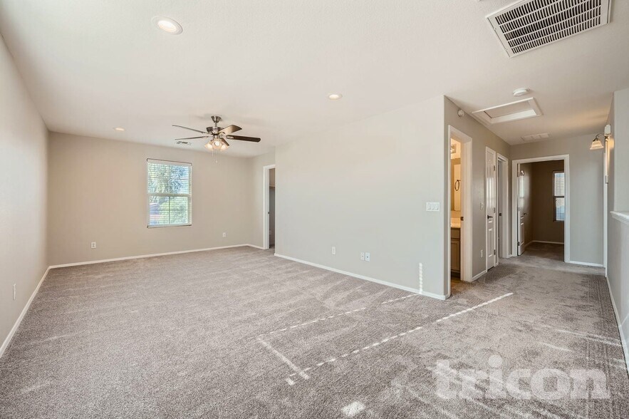 Building Photo - 1098 E Kelsi Ave