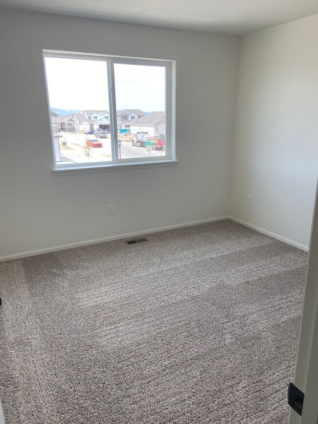 Building Photo - $250 off first months rent! 3 bedroom, 3 bath home in Raindance Community.