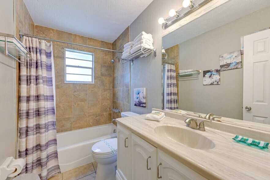 Building Photo - 1555 N Tuttle Ave