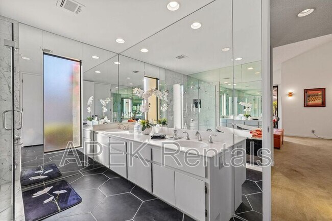 Building Photo - 1317 E Amado Rd