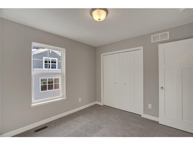 Building Photo - 855 Roselyn Dr