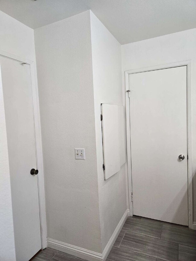 Building Photo - Spacious 3-bed, 2-bath condo is located in the heart of UTC, right on the UCSD bus line! It featu...