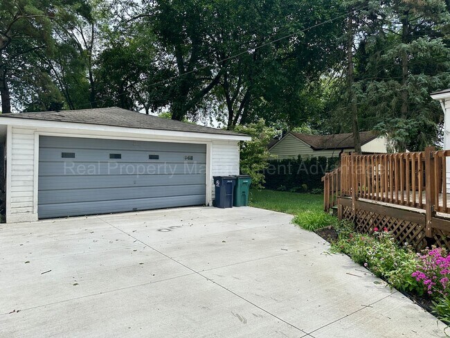 Building Photo - Charming Royal Oak 3-Bed with Sunroom, Dec...