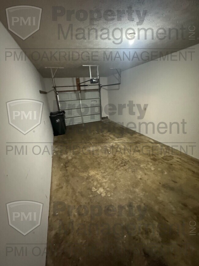 Building Photo - Single Level 2 Bed Apartment with Garage