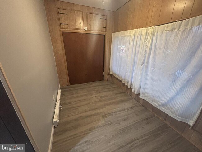 Building Photo - 122 Sharon Ave