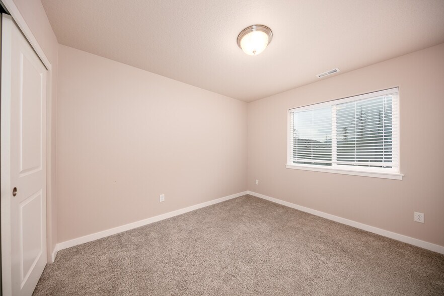 3rd bedroom - 1295 Windsong Dr