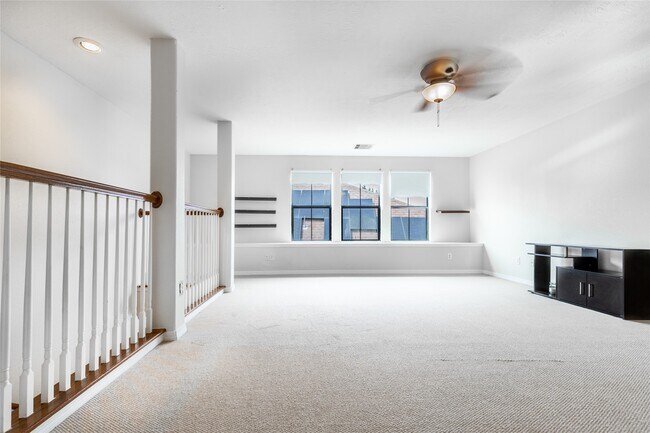 Building Photo - 2923 Royal Oaks Crest