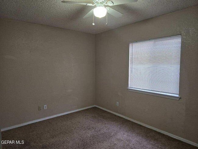 Building Photo - 12105 Castle View Way