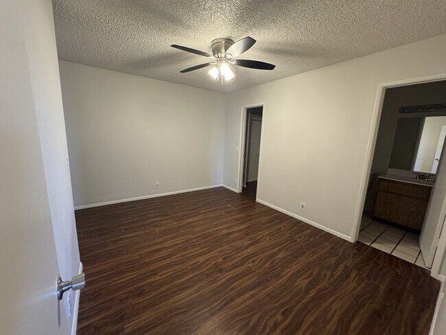 Building Photo - Well Maintained Condo in La Cresenta