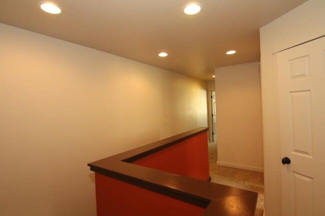Building Photo - 935 Forest Glen Dr