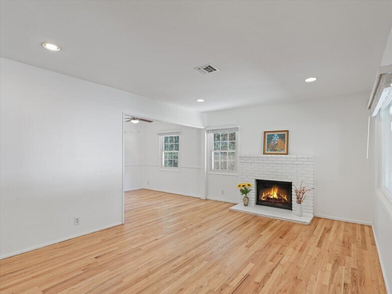 Building Photo - 15460 Sylvan St