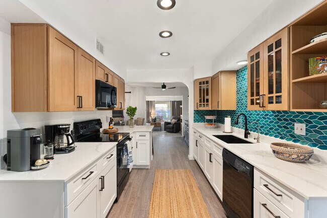 Building Photo - 11031 W Cumberland Dr