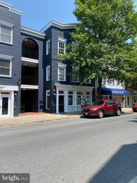 Building Photo - 352 Main St
