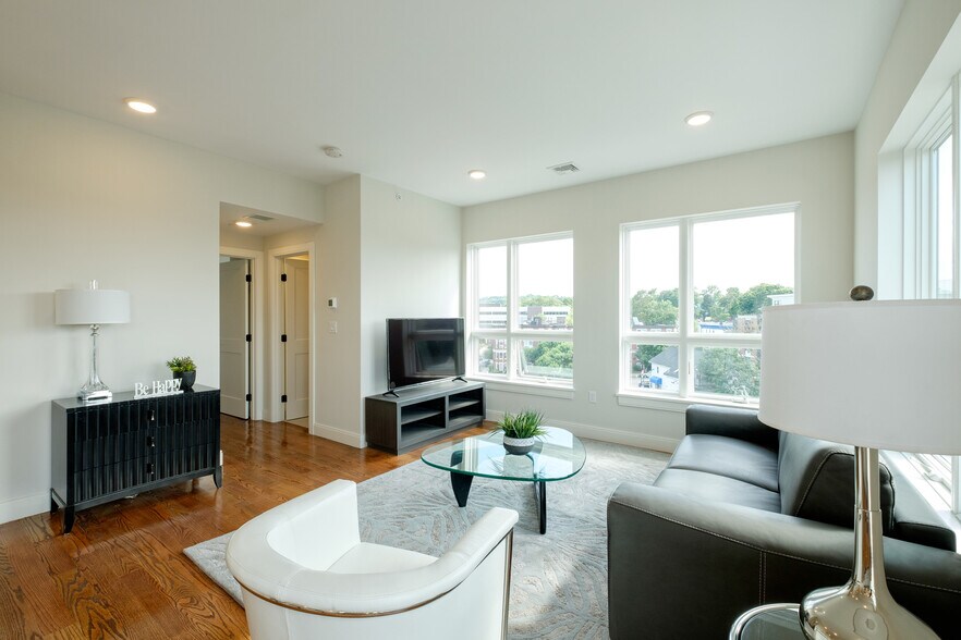 Building Photo - 9 Everett St