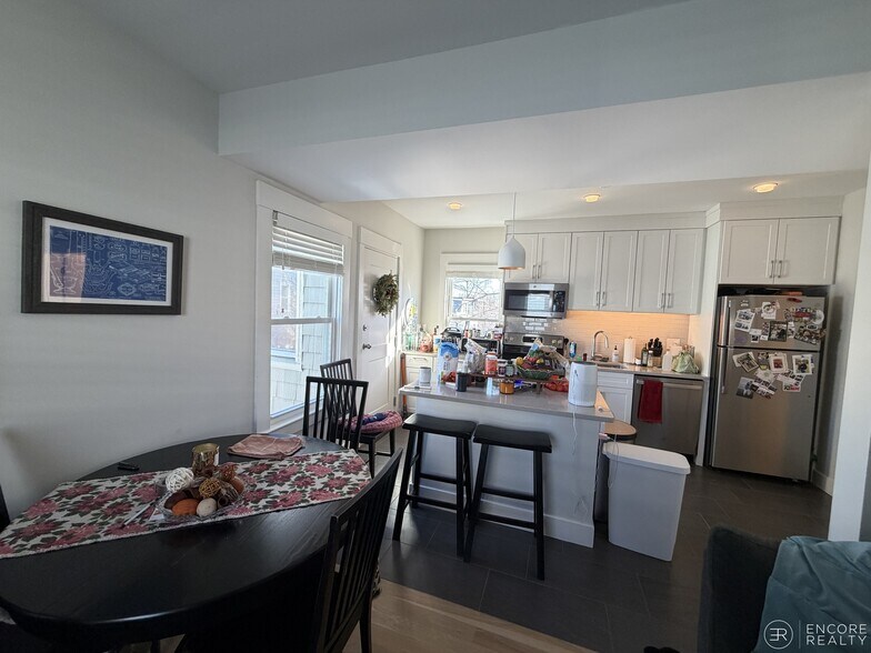 Building Photo - 208 Banks St