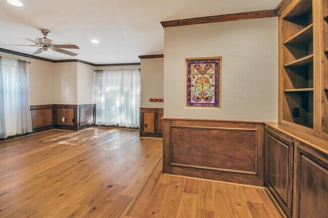 Building Photo - 452 N Post Oak Ln