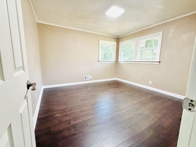 Building Photo - 836 Delverton Rd