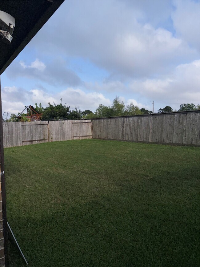 Building Photo - 2227 Sanders Brook Dr