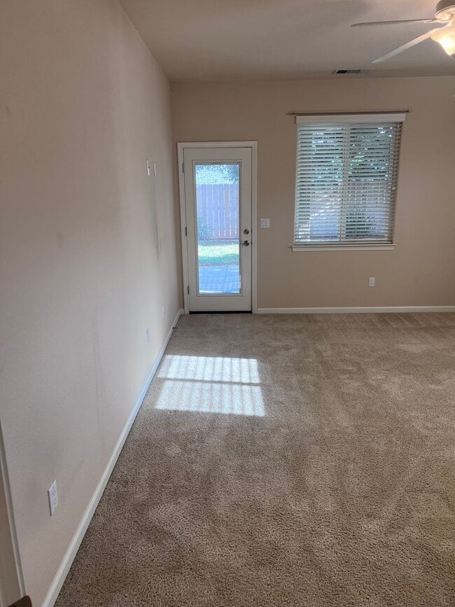 Building Photo - 3 bedroom, 2 bathroom house located in the desirable neighborhood