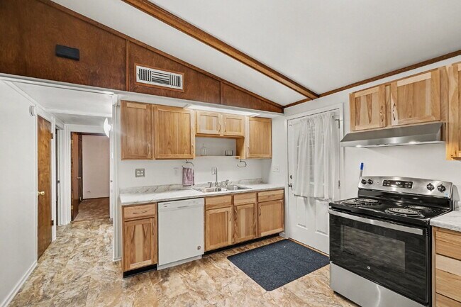 Building Photo - 3-Bedroom Duplex with Finished Basement & Central Air $1600/month