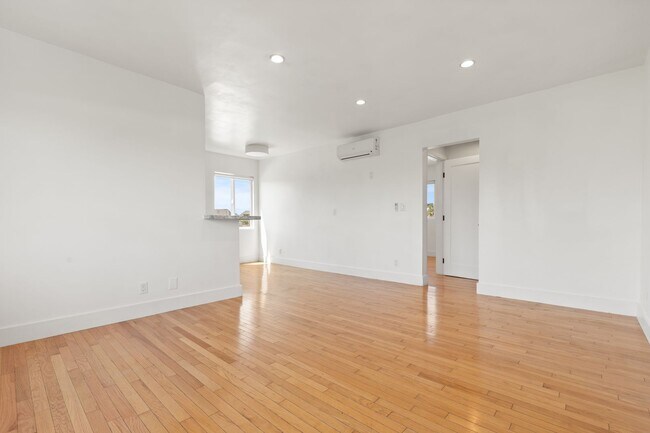 Building Photo - Beautifully updated 1 bed / 1 bath apartment in Echo Park is now available - Includes private par...