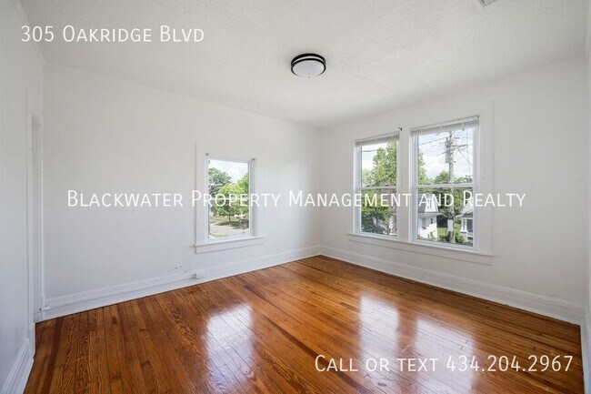 Building Photo - 305 Oakridge Blvd