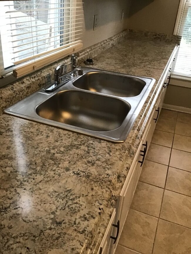 Building Photo - Spacious 2 bedroom duplex